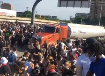 Video. Pipa trata de arrollar a manifestantes en Minneapolis