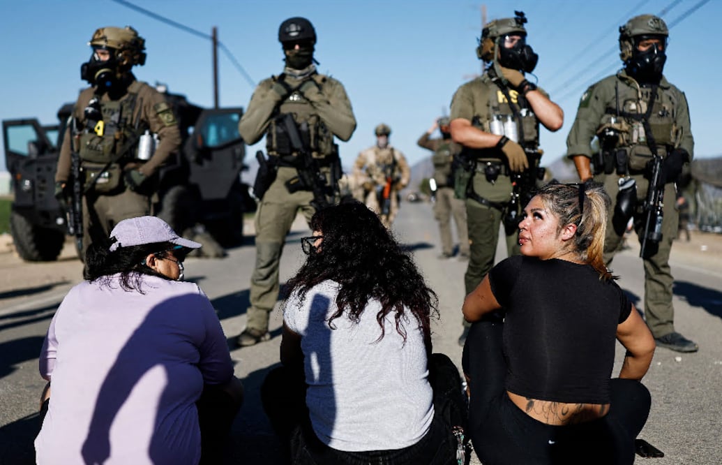 Suman 200 los migrantes detenidos en redadas en granjas de California; aseguran que tenían órdenes válidas. Tama/Getty Images/AFP