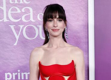 Anne Hathaway arrasa Nueva York con impresionante vestido rojo strapless de Versace