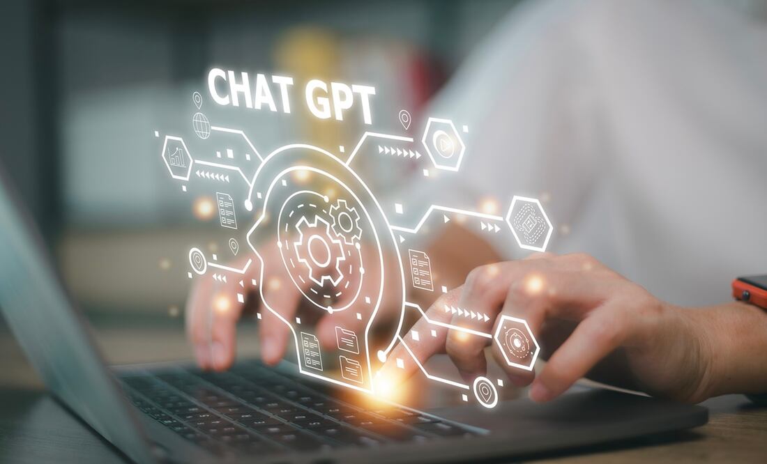 Hombre usa chatbot con Inteligencia Artificial