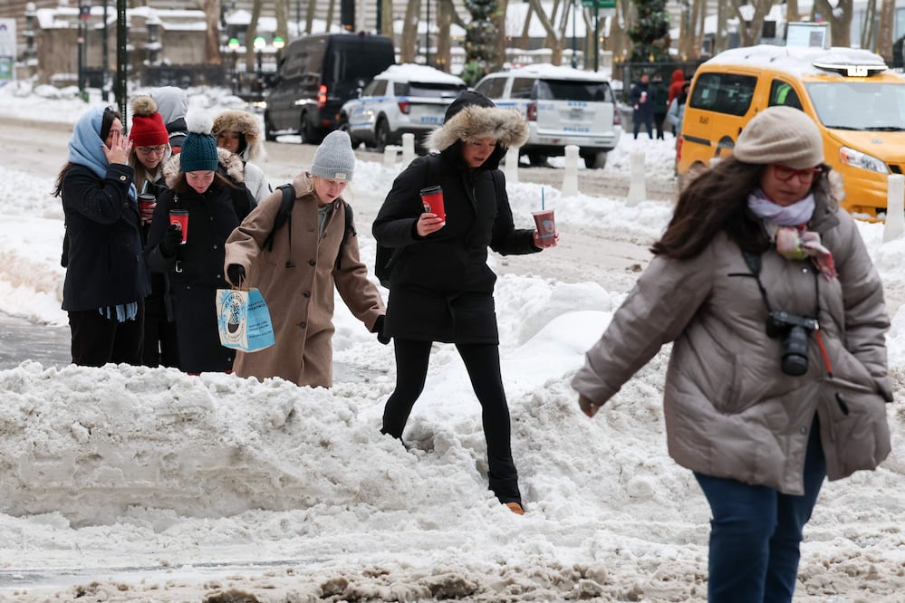 Tormenta invernal en Estados Unidos deja al menos 11 muertos, apagones masivos y miles de vuelos cancelados . (Photo by TIMOTHY A.CLARY / AFP)