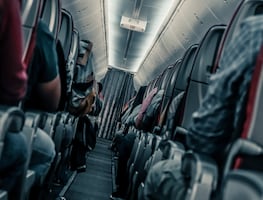 ¿Cuáles son los asientos más seguros de un avión durante una turbulencia?