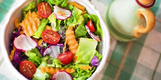 Advierten riesgo de E. Coli por empaques de ensalada 