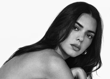 Kendall Jenner se quita la blusa y posa topless en una sesión fotográfica