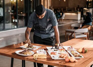 Feria de trabajo para cocineros en Disneyland: pagan más de 22 dólares por hora