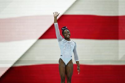 Simone Biles reinventa la gimnasia y gana de paso su quinto título