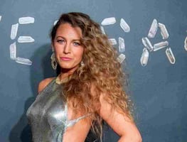 Blake Lively impone tendencia con conjunto ‘denim’ previo al estreno de su película ‘It Ends With Us’