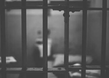 Reclusas denuncian violación en EU luego de que guardia vendiera la llave de su celda