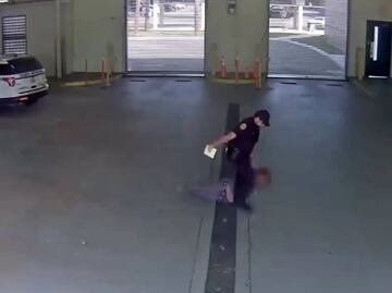 Despiden a policía por arrastrar a detenida hasta cárcel en Florida