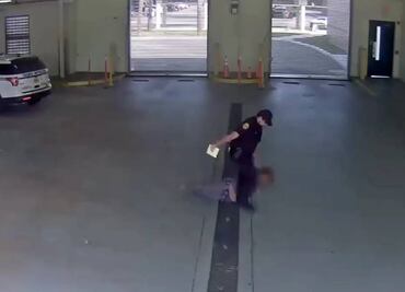 Despiden a policía por arrastrar a detenida hasta cárcel en Florida