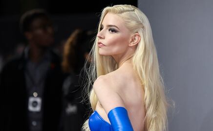 Al estilo Jessica Rabbit, Anya Taylor-Joy se luce con vestido de cuero y guantes en Londres