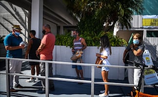 Famosos, ejecutivos y futbolistas viajan a EU para vacuna anticovid