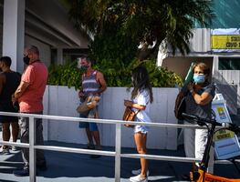 Famosos, ejecutivos y futbolistas viajan a EU para vacuna anticovid