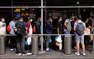 Nueva York limita la estancia de familias inmigrantes en albergues. Lo que se sabe