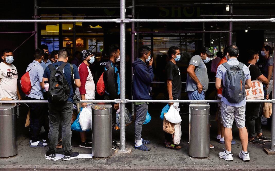 Nueva York limita a 60 días la estancia de familias inmigrantes en albergues para aliviar la presión en el sistema de alojamiento. Foto Photo by Yuki IWAMURA / AFP
