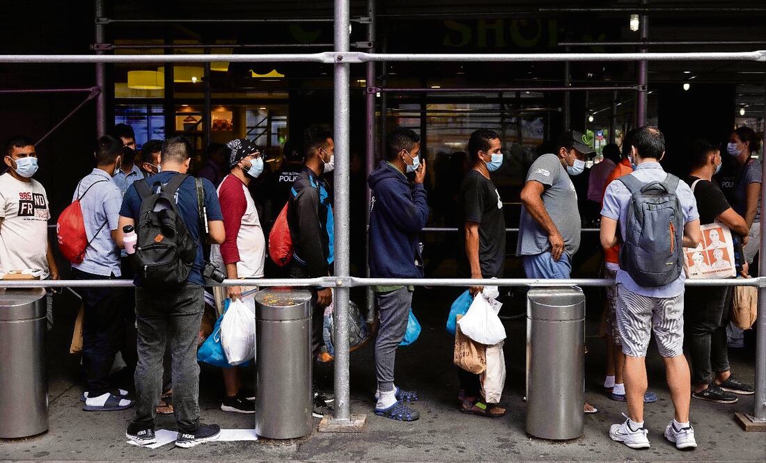 Nueva York limita a 60 días la estancia de familias inmigrantes en albergues para aliviar la presión en el sistema de alojamiento. Foto Photo by Yuki IWAMURA / AFP