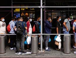 Nueva York limita la estancia de familias inmigrantes en albergues. Lo que se sabe