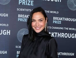 Gal Gadot da cátedra de elegancia con vestido amarillo de escote imposible