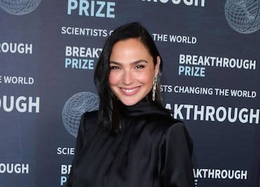 Gal Gadot da cátedra de elegancia con vestido amarillo de escote imposible