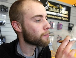 México prohíbe uso de vapeadores y cigarros electrónicos