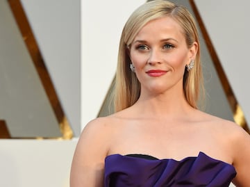 Reese Witherspoon luce 'bikini body' a los 46 años y deslumbra