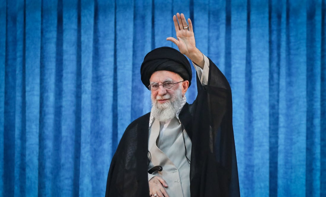 Ayatola Ali Jameneí responde a Trump tras amenazas de asesinato: "Irán no se rendirá". (Photo by KHAMENEI.IR / AFP) /