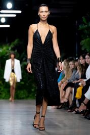 Bella Hadid deslumbra con looks de impacto