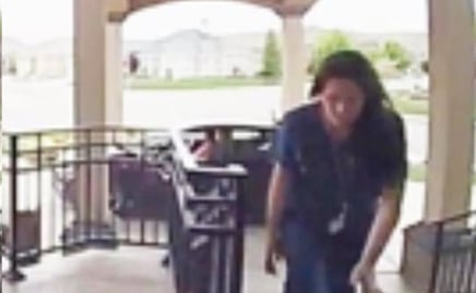 Mujeres se visten de enfermeras para robar paquetes en casas