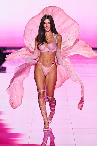 Emily Ratajkowski luce belleza irreal en lencería durante el desfile de Victoria’s Secret Fashion Show 2025. Foto: AP