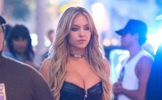 Sydney Sweeney luce bustier de cuero y pantalones recortados en grabación de video 