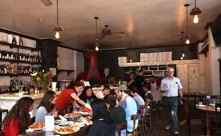 Nueva York alienta a bares y restaurantes a exigir a clientes vacuna