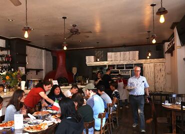 Nueva York alienta a bares y restaurantes a exigir a clientes vacuna