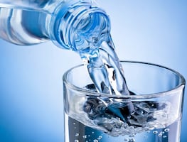¿Cuánta agua debes tomar al día, según Harvard?