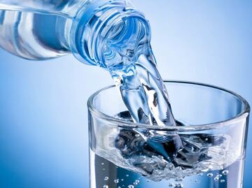 ¿Cuánta agua debes tomar al día, según Harvard?