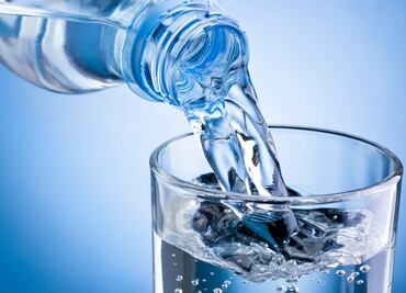 ¿Cuánta agua debes tomar al día, según Harvard?