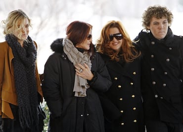 Depositan restos de nieto de Elvis Presley en Graceland