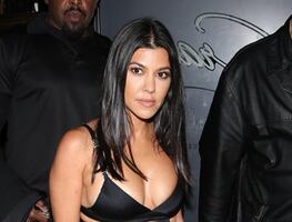 Kourtney Kardashian presume curvas de ‘infarto’ en la playa