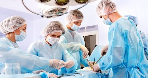 Mujer de EU da a luz trillizos tras pensar que sufría cálculos renales