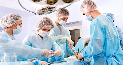 Mujer de EU da a luz trillizos tras pensar que sufría cálculos renales