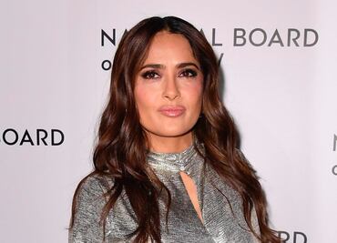 Salma Hayek destila belleza al natural en la piscina