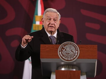 Adultos mayores mexicanos en Estados Unidos pueden cobrar la pensión, asegura AMLO