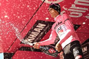 Isaac Del Toro sufre pero mantiene liderato en carrera dramática del Giro de Italia