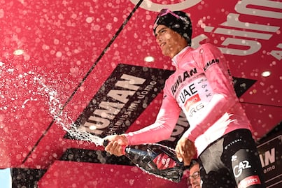 Isaac Del Toro sufre pero mantiene liderato en carrera dramática del Giro de Italia