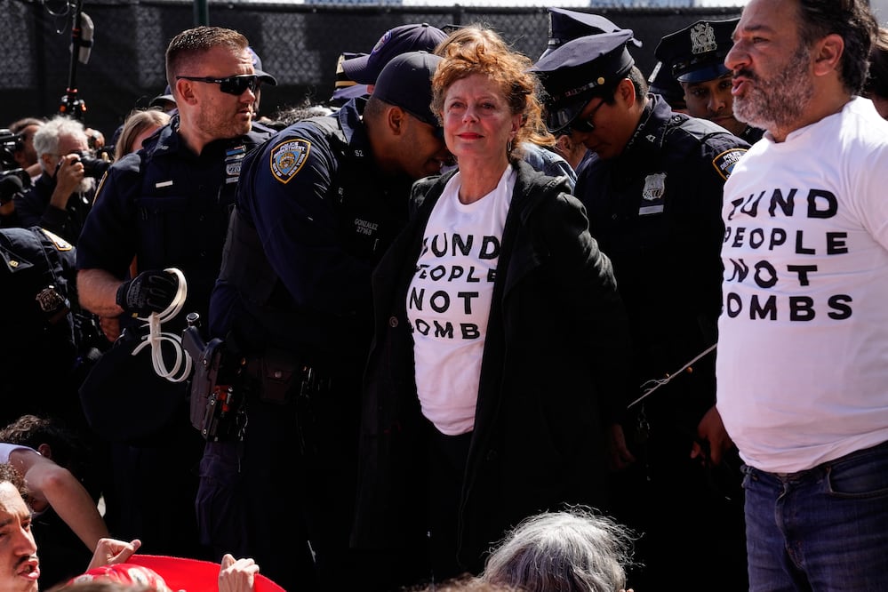 Susan Sarandon es detenida en Nueva York durante protesta contra Netanyahu (AP Photo/Madison Swart)
