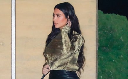 Kim Kardashian presume curvas con falda de látex en Malibú