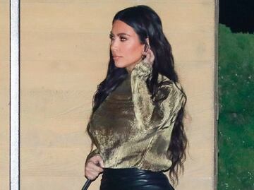 Kim Kardashian presume curvas con falda de látex en Malibú