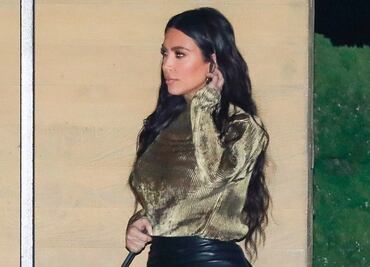 Kim Kardashian presume curvas con falda de látex en Malibú