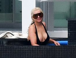 Christina Aguilera deslumbra con 'bikini body' en piscina de Miami