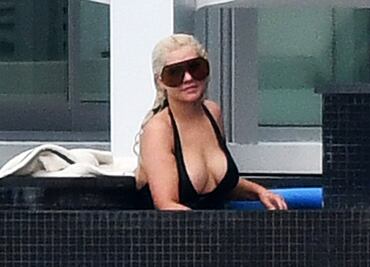 Christina Aguilera deslumbra con 'bikini body' en piscina de Miami