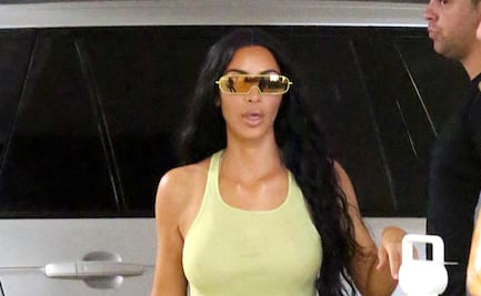 Kim Kardashian impacta con conjunto de cuero ajustado y cabello rojo